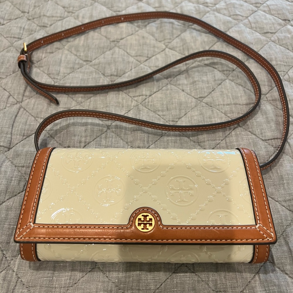 Like New! Carried Twice.
Crossbody or remove the strap and carry as a clutch!